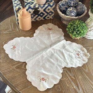 NEW! Elegant Vintage Inspired Creamy White Floral Embroidered Table Scarf Runner